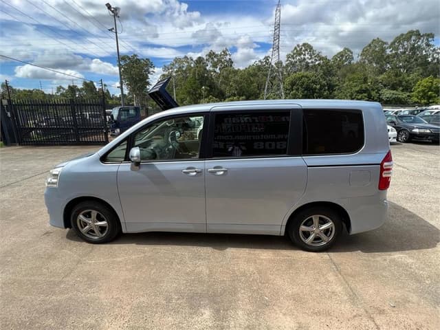 2011 Toyota Noah JDM car for sale — photo 10 of 17