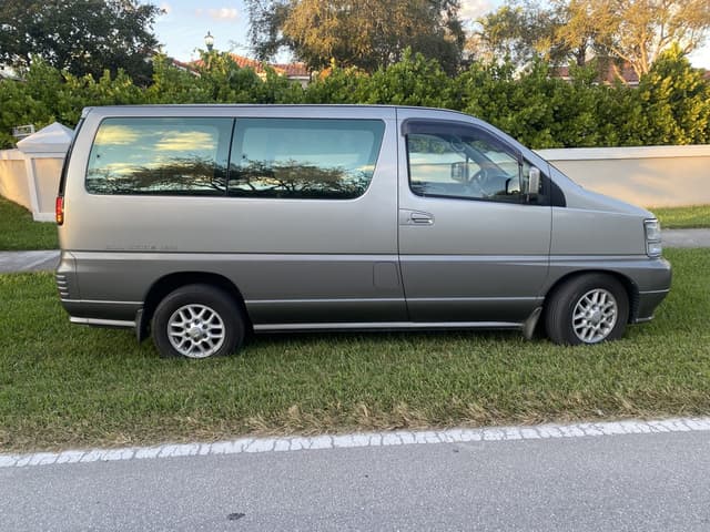 2000 Nissan Elgrand JDM car for sale — photo 9 of 11
