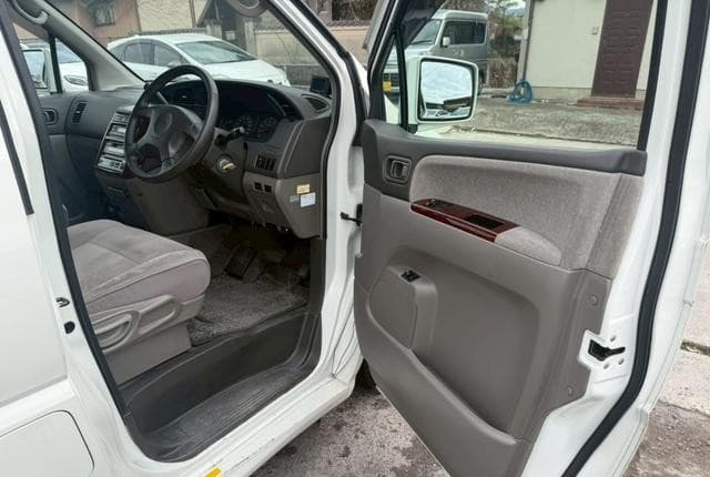 2001 Nissan Elgrand JDM car for sale — photo 11 of 25