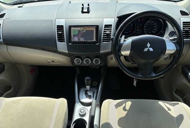 2011 Mitsubishi Outlander JDM car for sale — photo 11 of 18