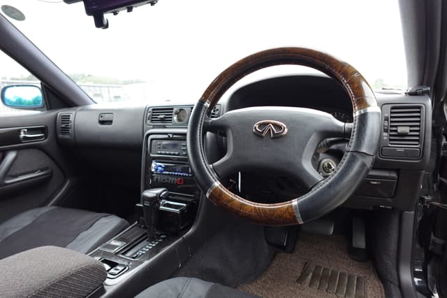 1992 Nissan Gloria JDM car for sale — photo 11 of 20