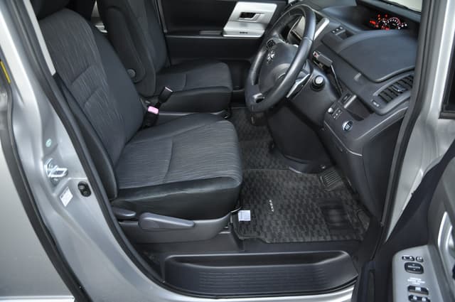 2010 Toyota Voxy JDM car for sale — photo 10 of 25