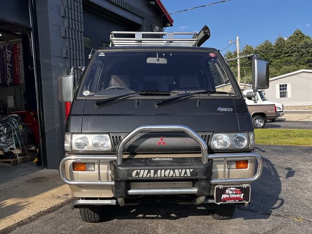 1990 Mitsubishi Delica JDM car for sale — photo 3 of 25