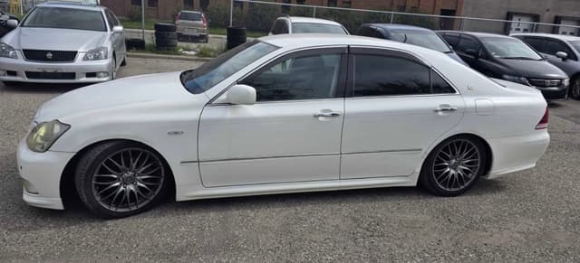2005 Toyota Crown JDM car for sale — photo 2 of 12