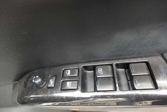 2011 Nissan Elgrand JDM car for sale — photo 23 of 25