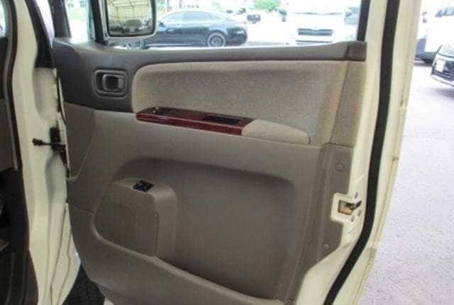 2002 Nissan Elgrand JDM car for sale — photo 12 of 21