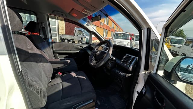 2009 Honda Stepwagon JDM car for sale — photo 5 of 10