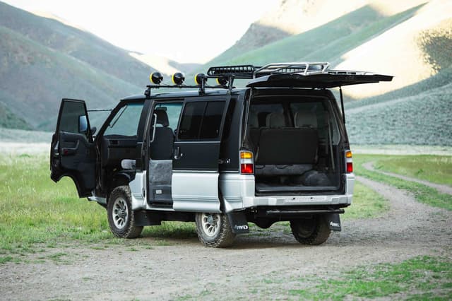 1992 Mitsubishi Delica JDM car for sale — photo 4 of 25