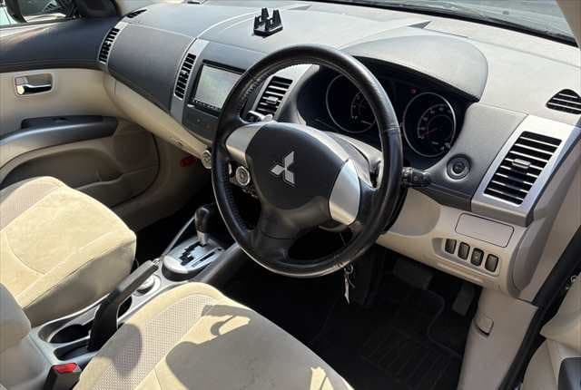 2011 Mitsubishi Outlander JDM car for sale — photo 10 of 18