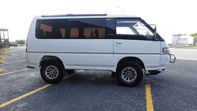 1994 Mitsubishi Delica JDM car for sale — photo 4 of 16