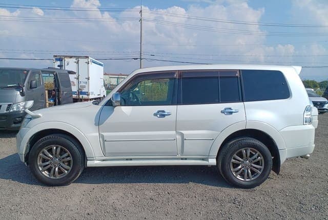 2009 Mitsubishi Pajero JDM car for sale — photo 2 of 25