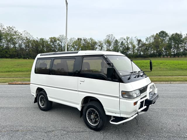 1991 Mitsubishi Delica JDM car for sale — photo 8 of 10