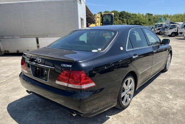 2004 Toyota Crown JDM car for sale — photo 4 of 25