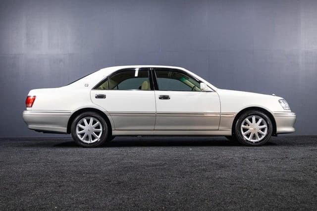 2002 Toyota Crown JDM car for sale — photo 7 of 16