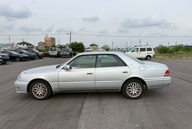 1999 Toyota Crown JDM car for sale — photo 2 of 25