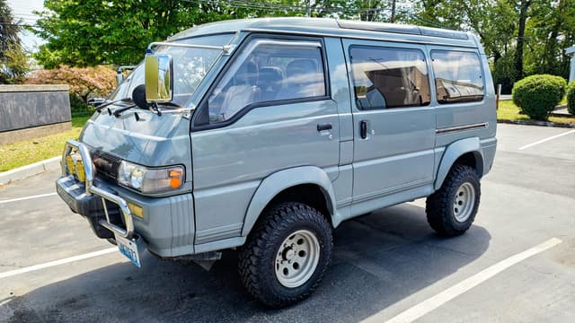 1991 Mitsubishi Delica JDM car for sale — photo 2 of 5