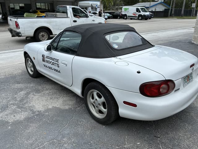 2001 Mazda Roadster (Eunos Roadster / MX-5) JDM car for sale — photo 4 of 12