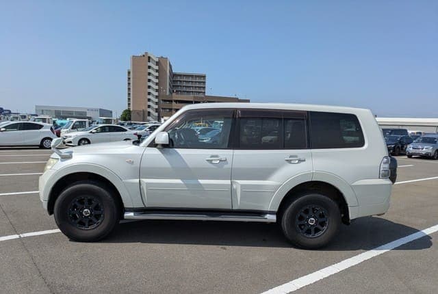 2011 Mitsubishi Pajero JDM car for sale — photo 2 of 25
