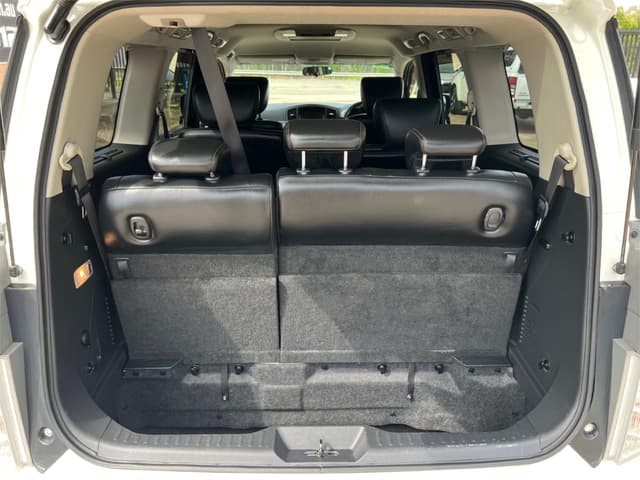 2011 Nissan Elgrand JDM car for sale — photo 15 of 16