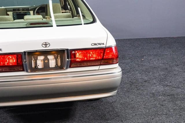 2002 Toyota Crown JDM car for sale — photo 4 of 16