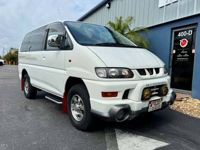 2000 Mitsubishi Delica JDM car for sale — photo 11 of 24