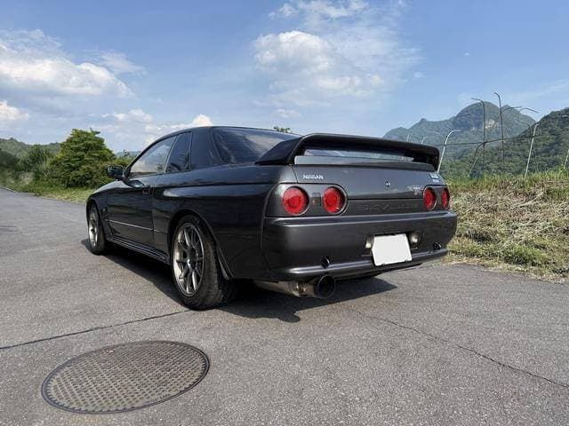 1992 Nissan Skyline JDM car for sale — photo 3 of 19