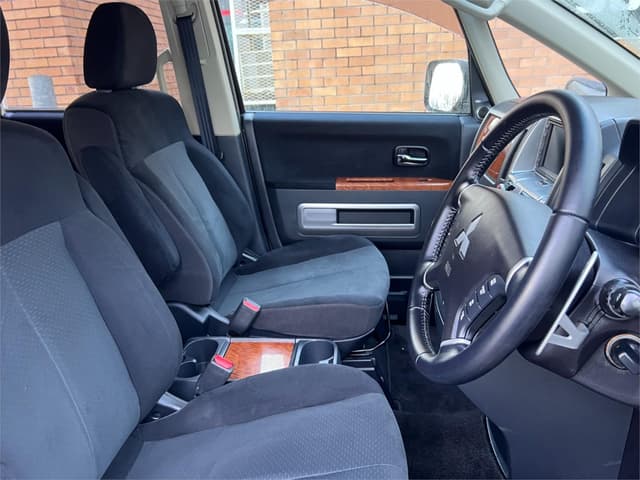 2007 Mitsubishi Delica JDM car for sale — photo 14 of 17