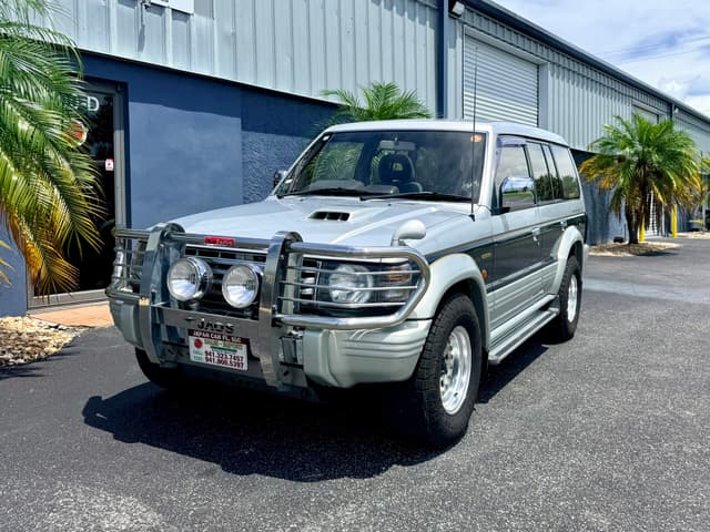 1993 Mitsubishi Pajero JDM car for sale — photo 2 of 21