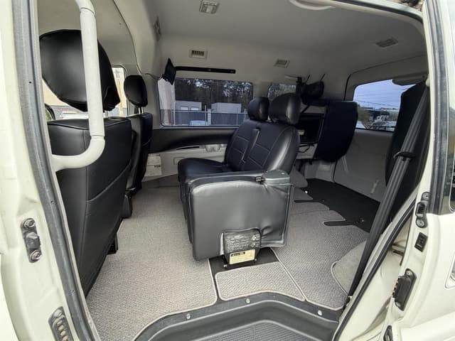 2004 Mitsubishi Delica JDM car for sale — photo 12 of 17