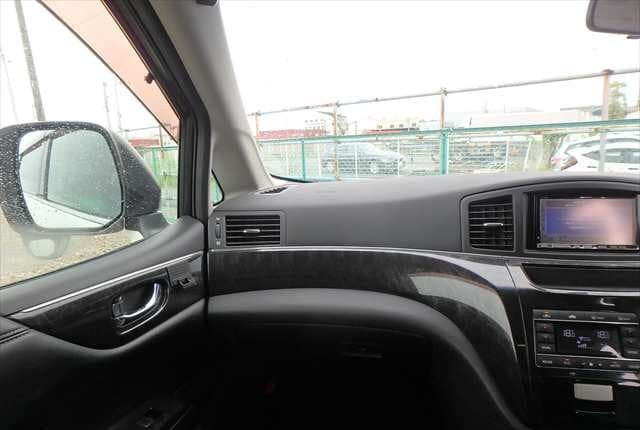 2011 Nissan Elgrand JDM car for sale — photo 14 of 25
