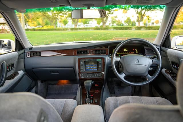 1996 Toyota Crown JDM car for sale — photo 16 of 24