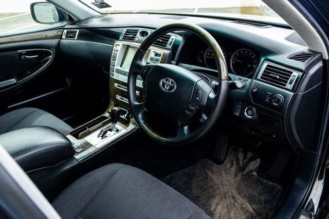 2004 Toyota Majesta JDM car for sale — photo 9 of 12