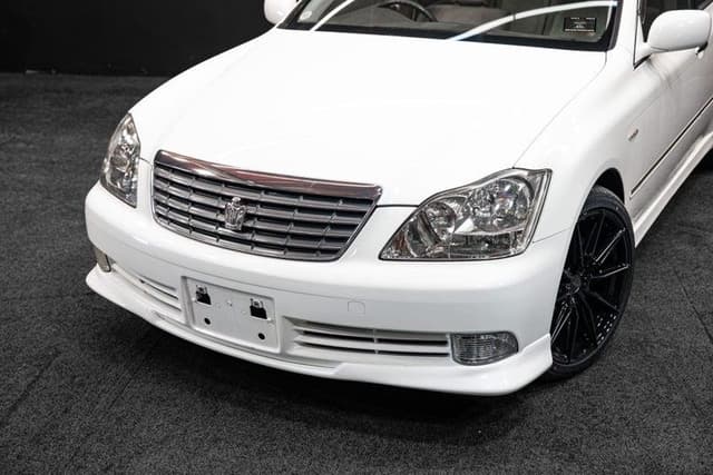 2005 Toyota Crown JDM car for sale — photo 2 of 18