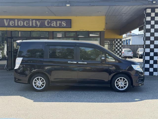 2010 Honda Stepwagon JDM car for sale — photo 8 of 19
