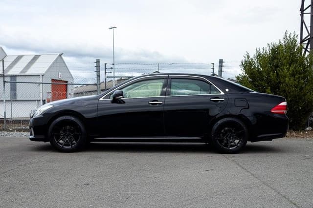 2012 Toyota Crown JDM car for sale — photo 3 of 13
