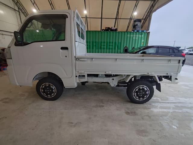 2025 Daihatsu Hijet JDM car for sale — photo 2 of 4