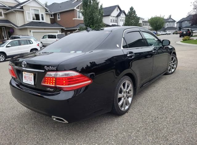 2010 Toyota Crown JDM car for sale — photo 4 of 13