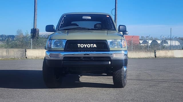 1996 Toyota Hilux Surf JDM car for sale — photo 4 of 10