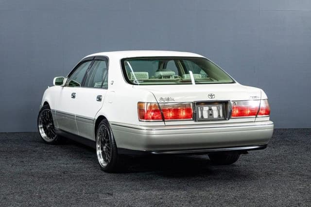 2001 Toyota Crown JDM car for sale — photo 8 of 18