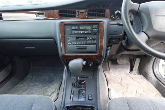 1998 Toyota Crown JDM car for sale — photo 12 of 17