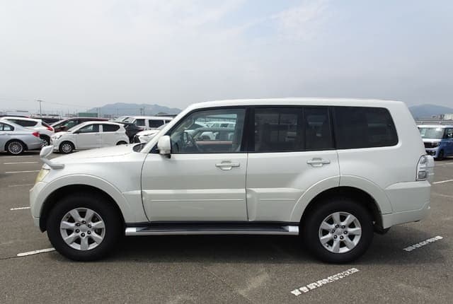 2011 Mitsubishi Pajero JDM car for sale — photo 2 of 25