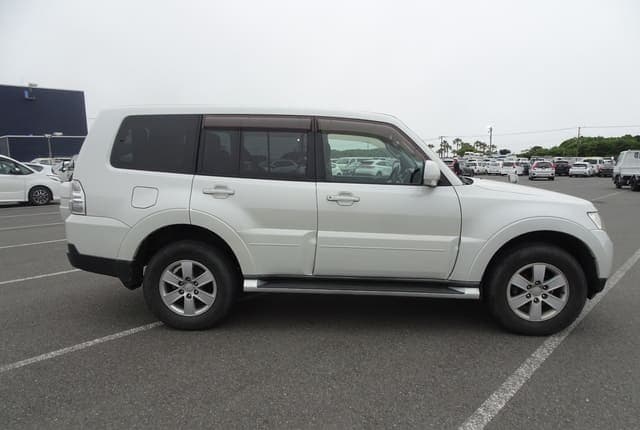 2009 Mitsubishi Pajero JDM car for sale — photo 6 of 25