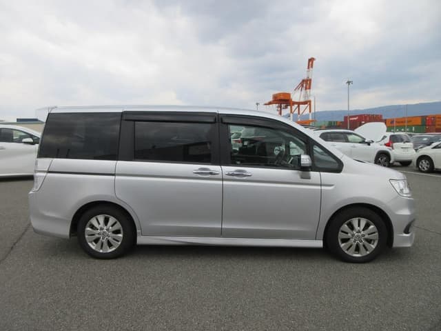 2012 Honda Stepwagon JDM car for sale — photo 5 of 25