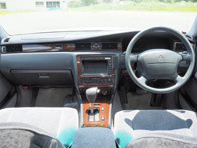 1999 Toyota Crown JDM car for sale — photo 8 of 22