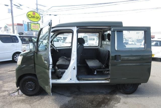 2005 Daihatsu Hijet JDM car for sale — photo 5 of 25