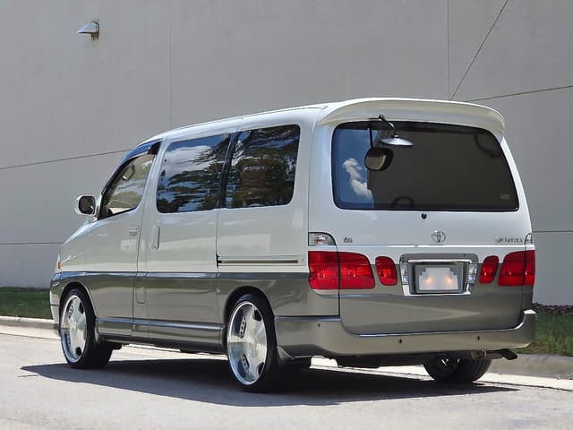 2000 Toyota Granvia JDM car for sale — photo 23 of 25