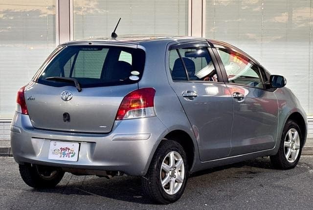 2010 Toyota Vitz JDM car for sale — photo 6 of 9