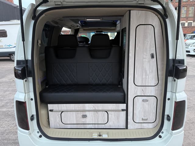2007 Nissan Elgrand JDM car for sale — photo 9 of 25