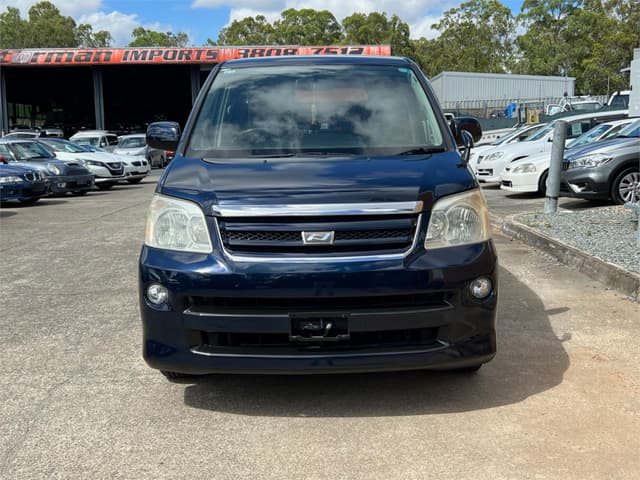 2005 Toyota Noah JDM car for sale — photo 2 of 17