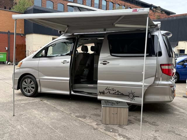 2005 Toyota Alphard JDM car for sale — photo 13 of 25